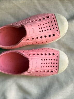 Native size 10 Girls Kids Pink Slip-On Shoes